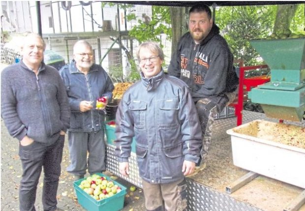 Apfelmassen werden im Tierpark gepresst