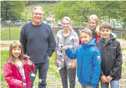 Tierpark stellt drei „Schnullerbäume“ auf